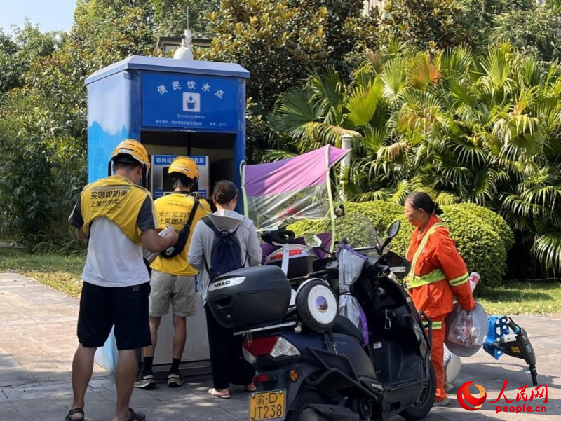 9月5日，正在“0011”號便民飲水點排隊接水的市民。周小平攝